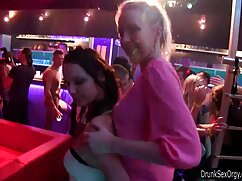 Fille brune porno agression sexuelle à la recherche ringard chevauchant une bite géante avec passion