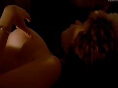 Une fille se masturbe en regardant du porno et participe à une baise sexuel porno à trois