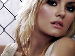 Un porno objet sexuel homme athlétique analyse une maîtresse élancée dans des poses sexuelles incroyables