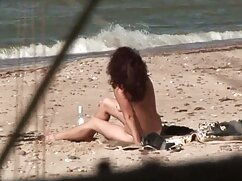 Une brune aux gros seins s'amuse avec son tukif massage sexuel jouet préféré devant la caméra
