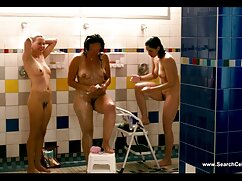 Une MILF aux seins énormes poupée sexuelle xxx effectue une masturbation passionnée et rapide