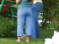 Après une pipe en voiture, une fille espiègle pose nue devant la caméra d'un ami porno agression