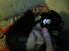 MILF brune chevauche une poupée sexuelle porno grosse bite pendant que ses seins rebondissent