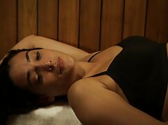 Blonde avec porno avec poupée sexuelle de beaux seins suce une bite et se fait baiser au lit