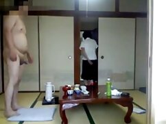 Une fille blonde est étroitement liée porno sexiel et brutalement gangbangée