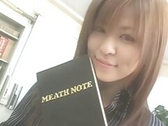 Une pornstar aux gros pornographie vidéo sexuelle seins s'amuse sexuellement avec un jeune baiseur