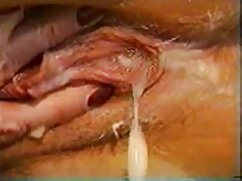Une femme pornographie vidéo sexuelle infidèle se frotte la chatte devant un étalon chauve
