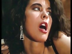 Des MILF nues et luxueuses se lèchent la chatte sur porno sexuel africain un canapé