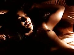 Bombasse latina aux cheveux noirs se fait porno avec poupee sexuelle ramoner dans un trio torride