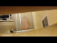 Une blonde amateur est filmée en suçant rapport sexuel xxx sa bite rose