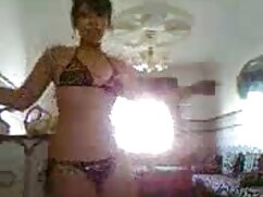 Jolie poulette russe avec une poitrine naturelle chevauche une bite après porno agression une branlette espagnole