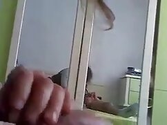 Une charmante beauté blonde lèche une grosse bite porno poupée sexuelle comme une sucette