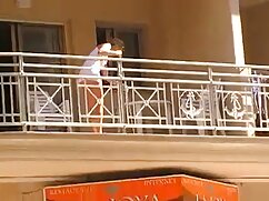 Un homme casse le cul d'une fille avec une bite et porno sexuel vidéo une fille aide avec une main tatouée
