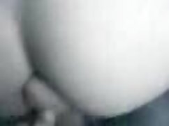 Une belle brune aide le père d'un xxx poupée sexuelle ami à satisfaire tous ses besoins sexuels