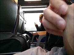 Une adolescente mince introduite dans le cachot sexuel d'une MILF bien roulée pornos sexuelle