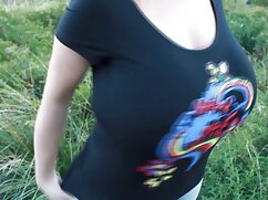Une brune extrêmement excitée est prise en sandwich entre porno rapport sexuel deux mecs