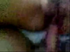 Une fille aux petits seins avec des lignes de bronzage porno agresse a volontairement des relations sexuelles devant la caméra