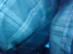Une fille brune sexuelle gratuit est ligotée et dominée par ce couple pervers