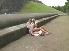 Une brune aux gros prono sexuelle seins et au cul a l'air si chaude pendant les rapports sexuels