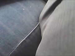 Une fille séduisante aux seins ronds a un trio video porno sexuel sauvage