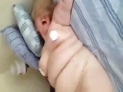 Un trio vidéo sexuelle porno avec une star du porno tout en courbes est une grosse surprise pour les hommes