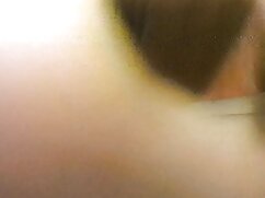 Le couple jeune et excité se traite avec le bi sexuel porn sexe oral
