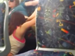 Le recrutement chantage sexuel porno d'une sororité se transforme en trio avec un couple coquin