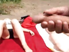 Peta Jensen, une femme aux gros seins, a invité son massage sexuel video voisin et le suce