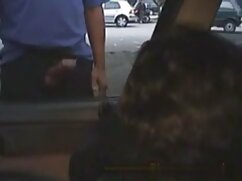 Une MILF affamée de bite appelle le jouet du garçon porno sexiel à venir lui baiser le vagin