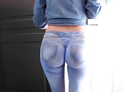 Une femme de ménage colombienne prono sexuelle en gants jaunes laisse deux amis la baiser