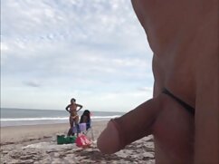Fille baisée dans le cul serré par un homme brutal qui la tient porno agression serrée