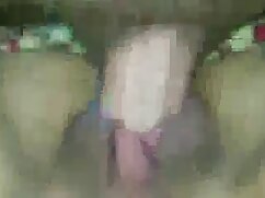Une caméra cachée filme le mec en train de baiser une adolescente latina dans la cabine des xxx porno sexuel toilettes