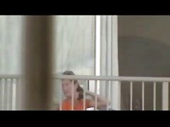 Un homme traite la chatte d'une étudiante avec un bâton de chocolat esclave sexuelle porno charnu