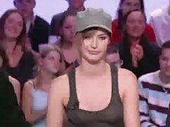 Bombasse brune tatouée reçoit un traitement brutal rapport sexuel xxx de la part d'un étalon