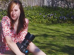 Une femme porno avec une poupée sexuelle brune est d'humeur très excitée et veut sa bite dans le cul