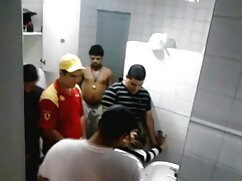 Un étalon noir analyse prono sexuel bien la blonde dans une salle de classe vide