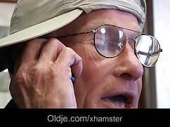 Une MILF agression sexuelle porno asiatique ravissante avec de petits seins aime le sexe oral bâclé