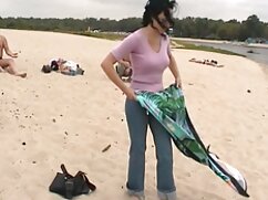 Une MILF aux gros seins aux cheveux poupée sexuelle porno courts vérifie la bite d'un homme chauve en action