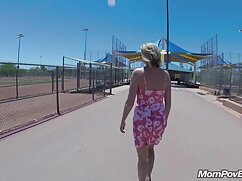 Une blonde impressionnante prend tous ses vêtements pour rapport sexuelle xxx la caméra